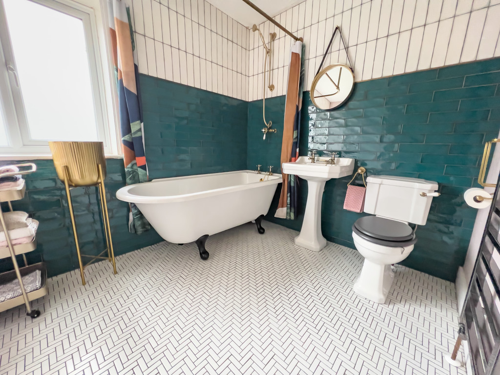 Experience luxury and relaxation in this stunning #bathroom in Forest Row, featuring modern amenities and elegant design, perfect for unwinding after a long day!🛁

Contact us to book a viewing today!

colesestateagents.com/property/londo…

#forestrow #estateagents