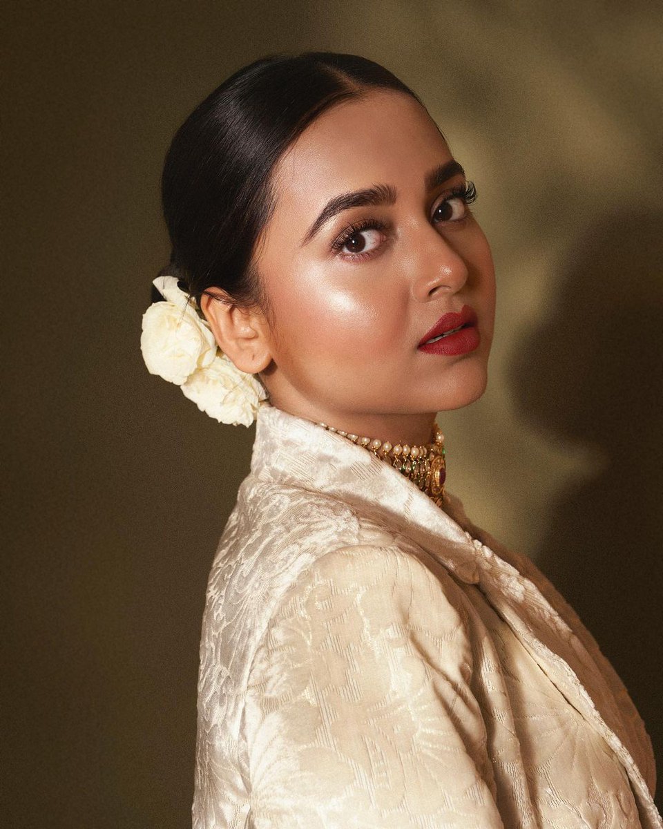 GossipsInsight's tweet photo. #TejasswiPrakash Sizzles in white hot dress 🤍🥰
.
.
.
.
#tejasswiprakash #tejasswiprakashhot #GossipsInsight https://t.co/5SYL6g6NRl