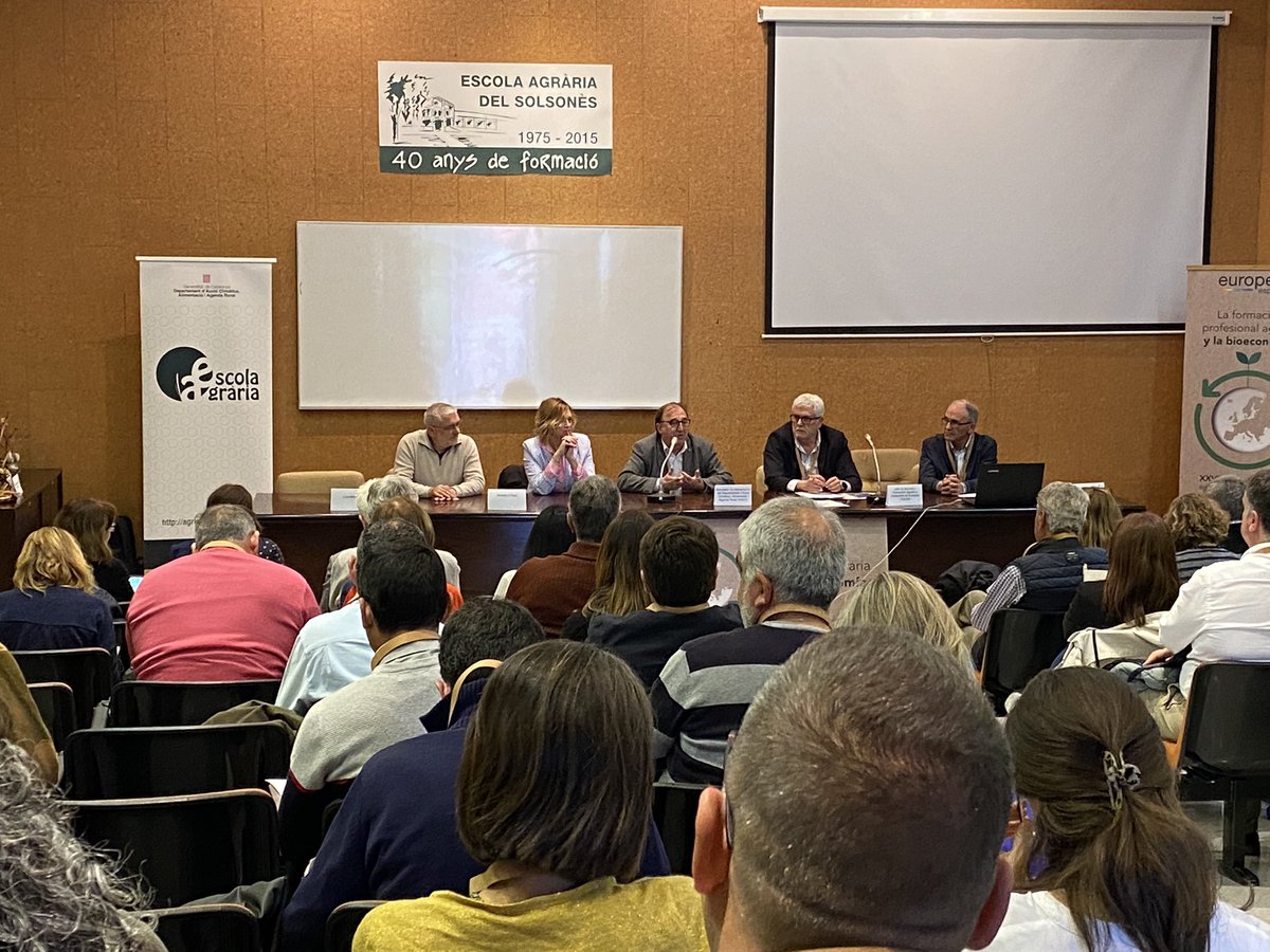 CugatGloria's tweet photo. Carmel Modol, Secretari d’Alimentacio @agriculturacat inaugura el XXVIII Congres Anual EUROPEA a @easolsones. Professionals de la docència del sector agroalimentari analitzarem i debatrem cap on ha d’anar la Formacio Agrària. Fem FUTUR!! https://t.co/BwBA65WqtV