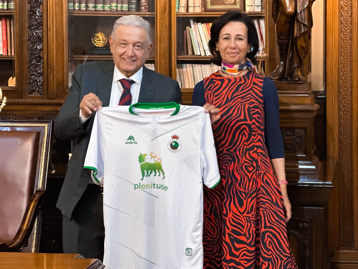 realracingclub's tweet photo. 🇲🇽 El Presidente de México, @lopezobrador_, posa con la camiseta de nuestro centenario e histórico club. Un obsequio de @AnaBotin, máxima responsable del @bancosantander https://t.co/HKsovEjWiu