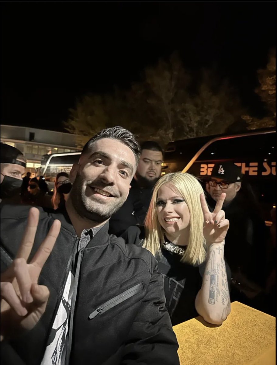 iAvrilSpain_'s tweet photo. 📸 | Avril Lavigne anoche después del concierto de Offenbach en Alemania, se hizo fotos con fans

-

📸 | Avril Lavigne last night after the Offenbach show in Germany took pictures with fans

#LoveSuxTour 

©️ @maxchromatica @/monaxselm https://t.co/SeVorcxx1D