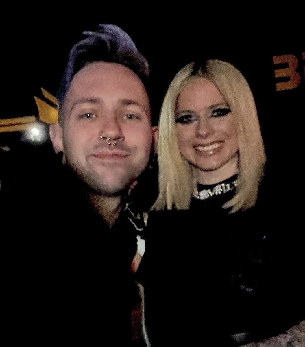 iAvrilSpain_'s tweet photo. 📸 | Avril Lavigne anoche después del concierto de Offenbach en Alemania, se hizo fotos con fans

-

📸 | Avril Lavigne last night after the Offenbach show in Germany took pictures with fans

#LoveSuxTour 

©️ @maxchromatica @/monaxselm https://t.co/SeVorcxx1D