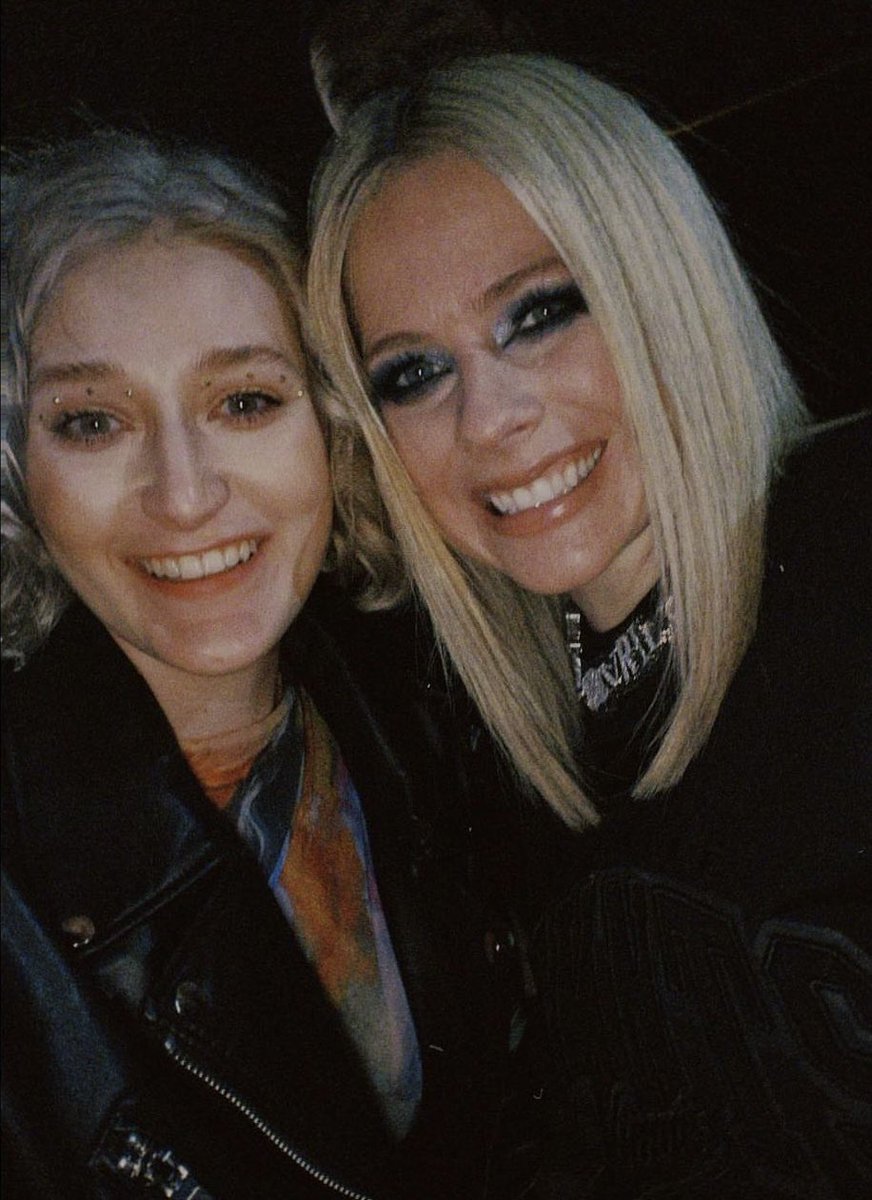 iAvrilSpain_'s tweet photo. 📸 | Avril Lavigne anoche después del concierto de Offenbach en Alemania, se hizo fotos con fans

-

📸 | Avril Lavigne last night after the Offenbach show in Germany took pictures with fans

#LoveSuxTour 

©️ @maxchromatica @/monaxselm https://t.co/SeVorcxx1D