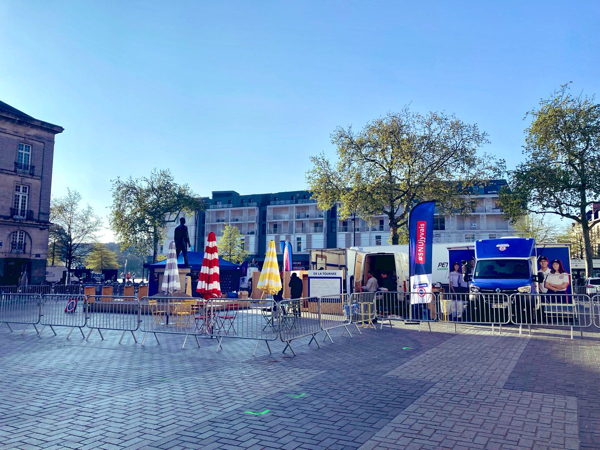 Les camions du SNU s’installent sur la place du Bouffay à Nantes