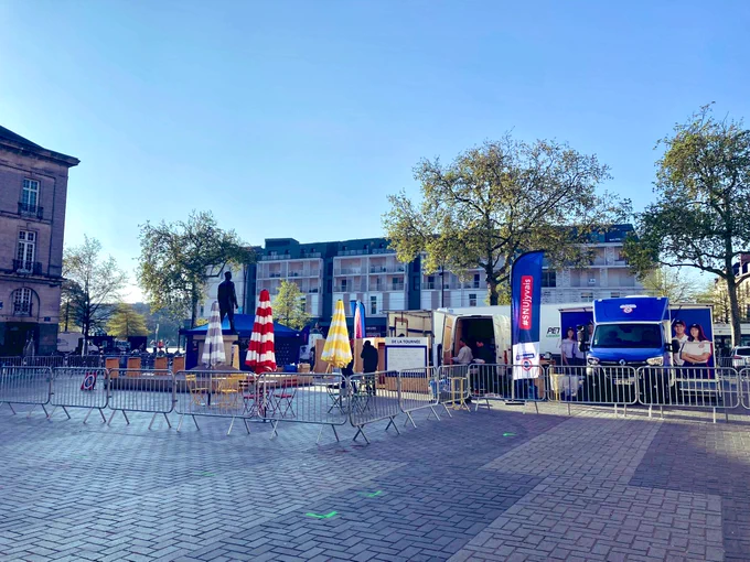 Les camions du SNU s’installent sur la place du Bouffay à Nantes