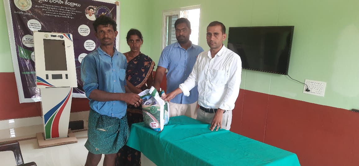 daho_spsr's tweet photo. #apahd2023 @apahd2023 #fodderdevelopment #NLM Fodder seed (subsidized) distribution at RBK Chemidithapadu,VD Tettu, Gudlur mandal, AVH Ulavapadu , Kandukur division on 19.04.2023. https://t.co/dopuIOqGfR