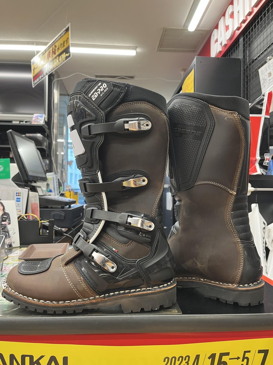 NANKAI_OSAKA's tweet photo. #ガエルネ ED-Pro 緊急入荷!?
(43/44/45inch: Brownのみ)
林道ツーリング~エンデューロまで
歩き易く&履き易い
革本来の性能を最大限発揮
足首部分のシャーリングが
しなやかな動きを可能
ビブラムブロックソールは重量が
軽い為軽快なブーツ製作が可能
ご試着は #南海部品本店 まで
#EDPRO https://t.co/Ndo0qIJbrJ