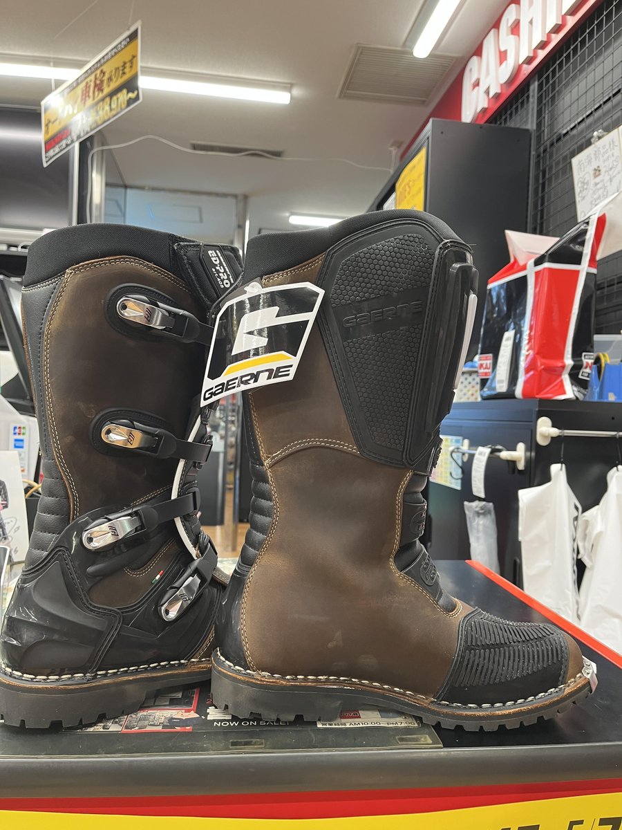 NANKAI_OSAKA's tweet photo. #ガエルネ ED-Pro 緊急入荷!?
(43/44/45inch: Brownのみ)
林道ツーリング~エンデューロまで
歩き易く&履き易い
革本来の性能を最大限発揮
足首部分のシャーリングが
しなやかな動きを可能
ビブラムブロックソールは重量が
軽い為軽快なブーツ製作が可能
ご試着は #南海部品本店 まで
#EDPRO https://t.co/Ndo0qIJbrJ