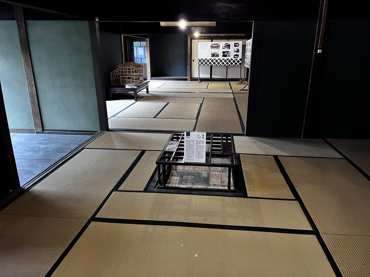 miyashoku's tweet photo. 村田町町おこしプロジェクト

今日紹介するのは旧大沼邸

村田町の蔵の通りにある家です。

構造がすごくてとっても長い丸太を2本も使って家を支えてるとか、

建築のすごさに驚かされます！

#宮城県
#村田町
＃町おこし
#宮城大学 https://t.co/KHmCuEEivk