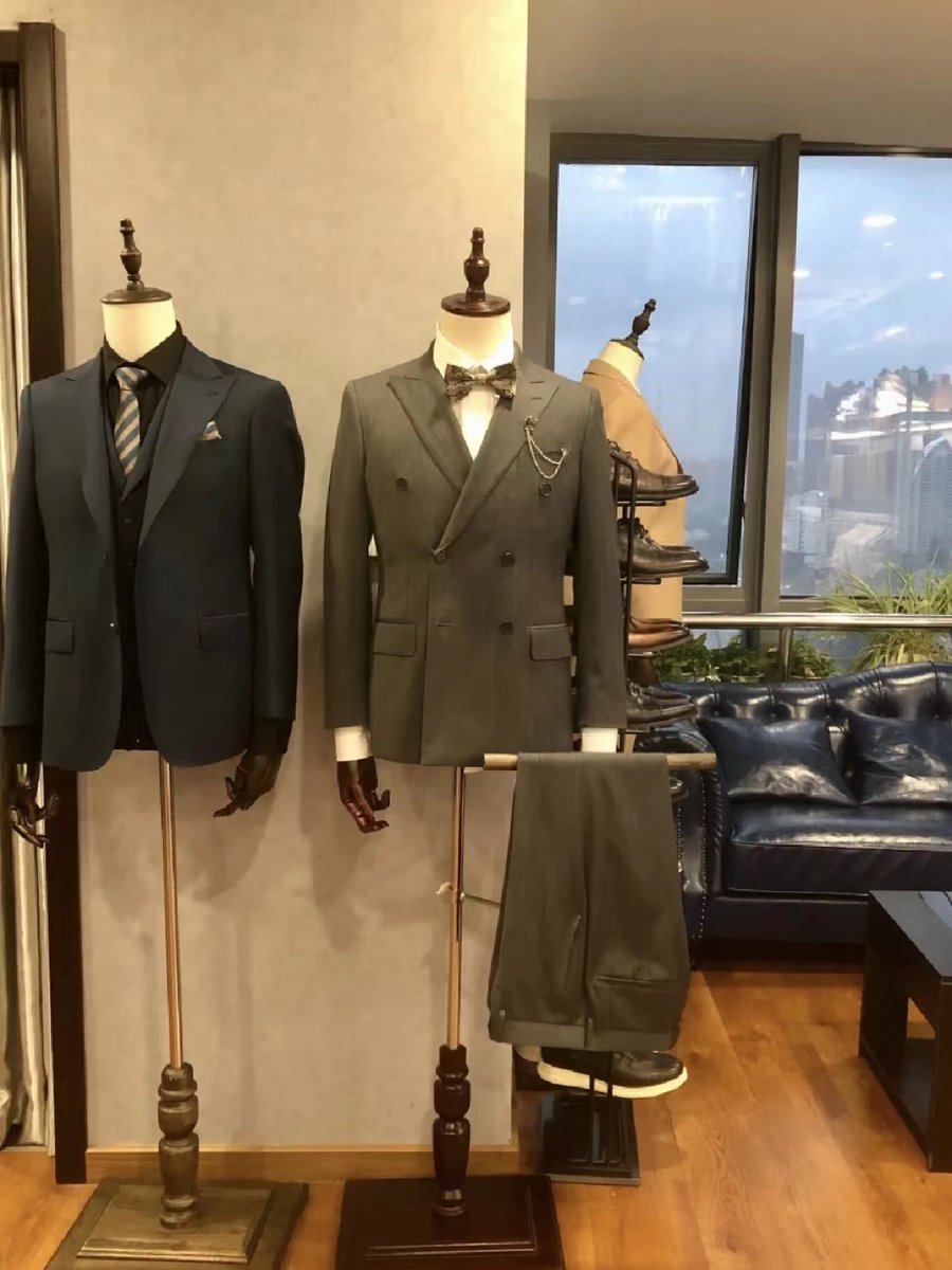 changlingwei's tweet photo. 西装，真男人的战袍，你确定不找我量身定制一套吗？ 顺便找我给你量一下前凸后陷的尺寸？？ https://t.co/MkSqcj4GGn