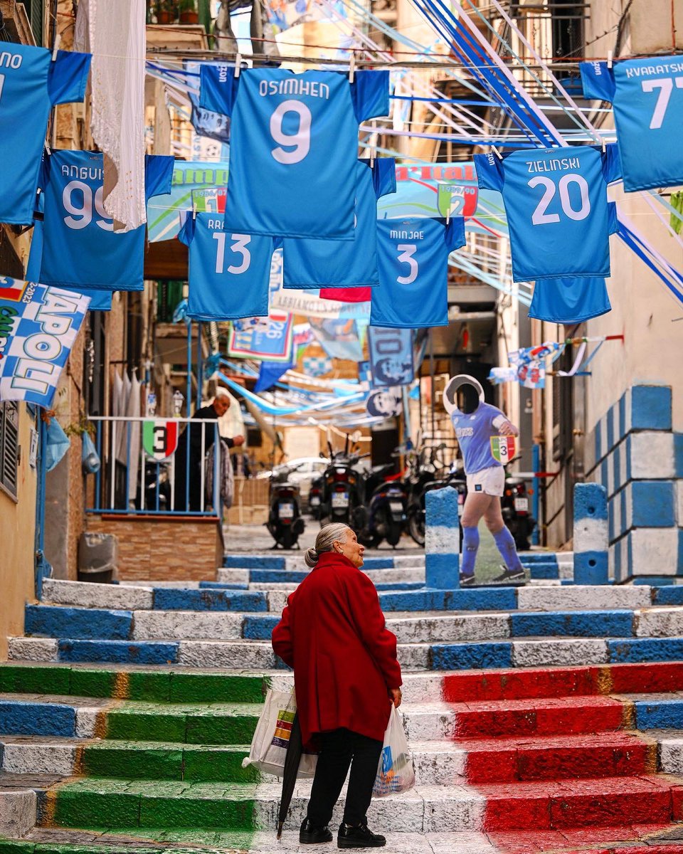 AndreaTiberio7's tweet photo. Questo quarto di finale col Milan mi ha fatto capire quanto l’italiano medio sia culturalmente indietro rispetto agli altri all’Europa.

Durante queste due settimane, ho compreso quanto il razzismo sia profondamente radicato nella nostra cultura, specialmente al nord.

Dai “lavati” ai “RdC”, dal “pulcinella” al “feccia”.

Durante queste 2 settimane mi sono domandato perché stavo subendo insulti basati sul fatto che sono napoletano da persone che nemmeno conosco, poi l’ho capito: l’ignoranza.

Con i primati non ci si può discutere, al massimo si annuisce e si passa avanti.

Napoli è una città piena di contraddizioni, ma bellissima.

E mentre voi continuerete a sguazzare nell’ignoranza e nell’odio, io continuerò a crescere mentalmente, felice di esser nato qui.

#NapoliMilan