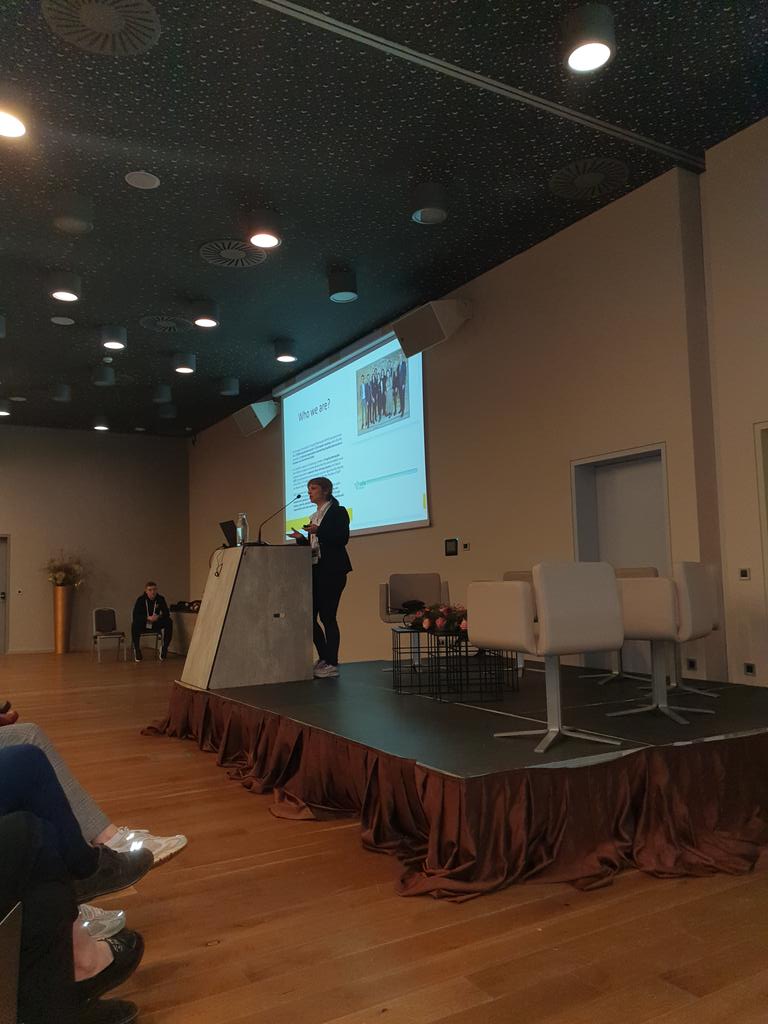 @EAHPtweet opens the second day of Symposia with a presentation on how hospital pharmacists can improve the care of patients with neurodegenerative diseases. 

👉 Implementing hospital pharmacists' skills
👉 Advise on treatment options
👉 Discharge planning

#EPSAAC23