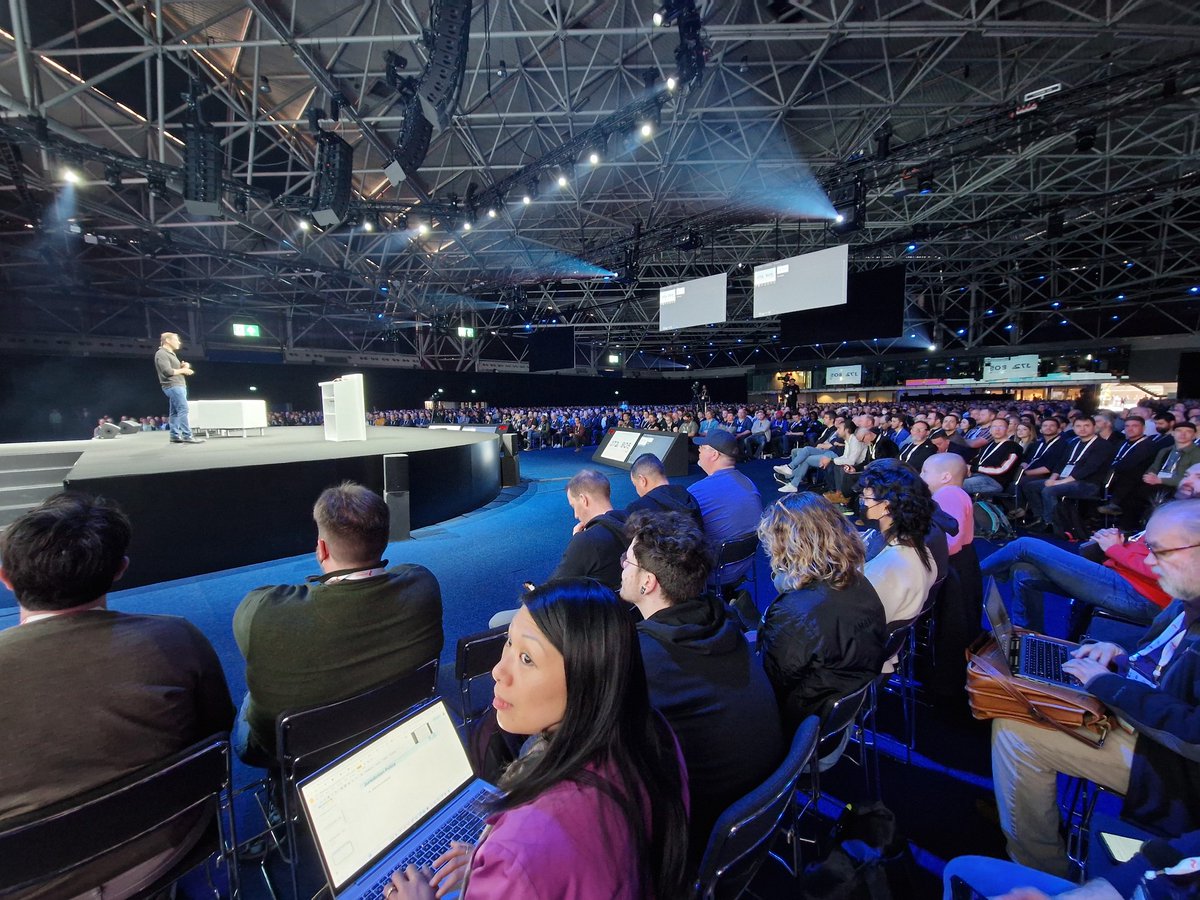 DevOpsBarbie's tweet photo. Love the community highlights and inclusion measures:
👩🏼💻 https://t.co/35jeaVinJP
🤷🏼♀️ https://t.co/yNm0aUJDBk
#KubeCon #Communityinbloom 🌷 https://t.co/AvDvaZWcyf
