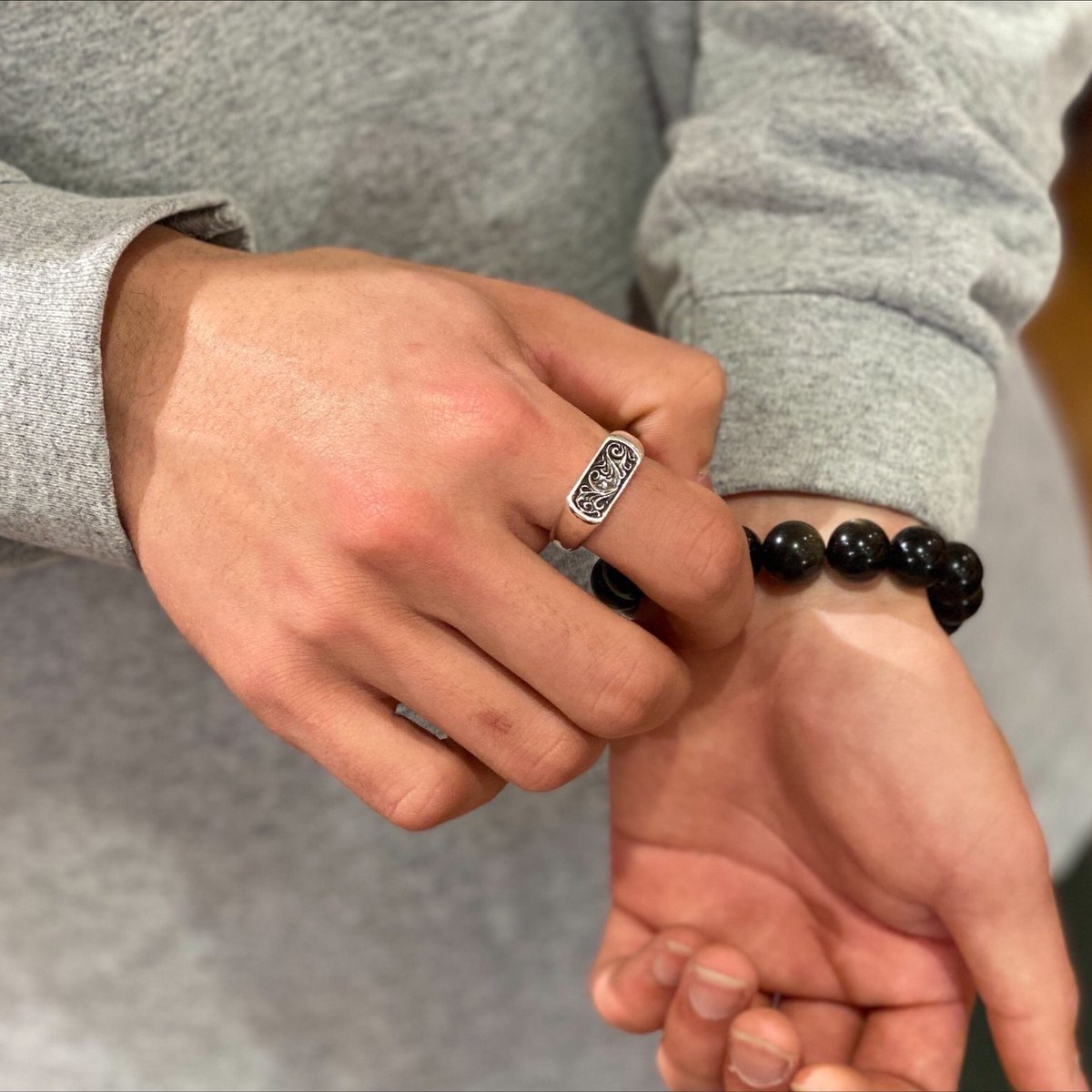 SAADSILVER_1998's tweet photo. 💍アラベスクリング💍
アーム部分(リング裏面)の幅を絞っているため
着けたときに圧迫感を感じにくく、
肌馴染みの良い設計になっています😆👍✨
🔗https://t.co/MrAFnX0QxS
#saad
#saadsilver
#saadstaffsnap https://t.co/HbRxaQWHzN