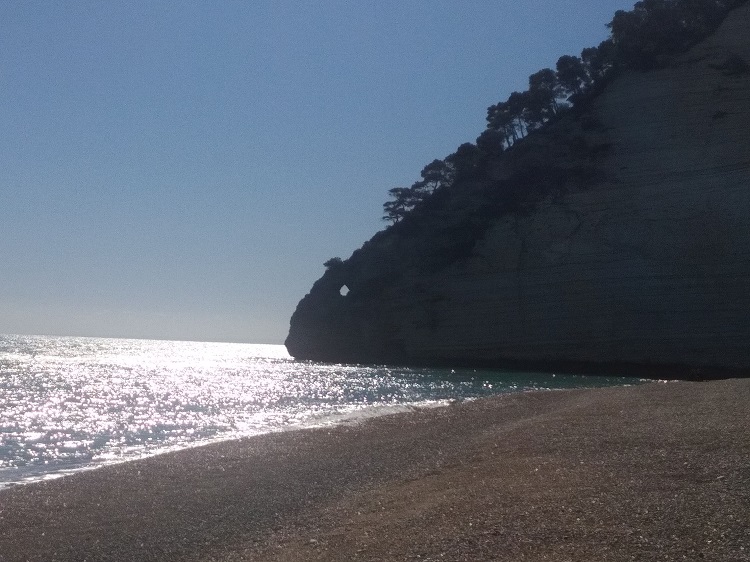 CiaoNico's tweet photo. Im apulischen #Gargano findet der Besucher eine atemberaubend schöne Natur. Die #Bucht von #Vignanotica mit ihrer erstaunlichen weißen hohen #Klippe gehört dazu. 👉https://t.co/JUoCbCKq20 @WeAreInPuglia @discoverypuglia @gargano_it @garganolab2_0 @ParcoGargano @SonoitaliaInfo https://t.co/uLvVofOBxb