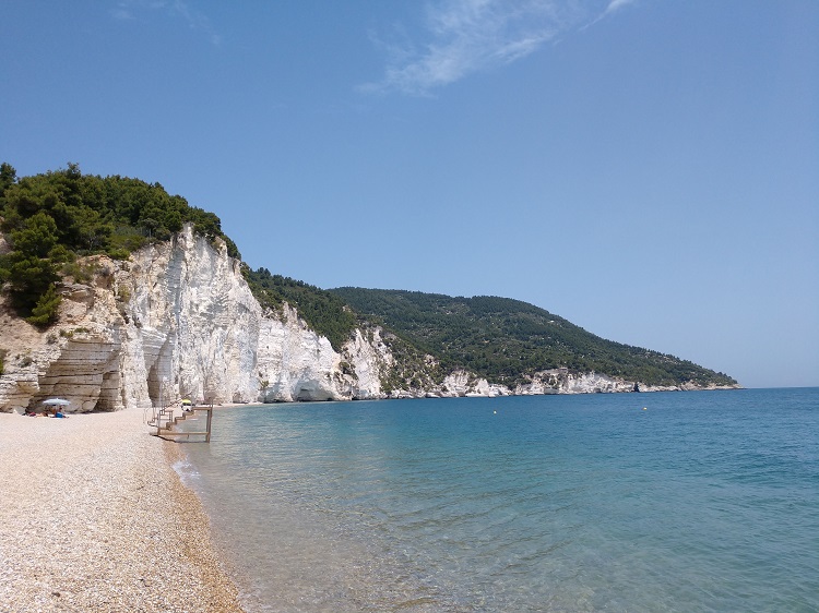 CiaoNico's tweet photo. Im apulischen #Gargano findet der Besucher eine atemberaubend schöne Natur. Die #Bucht von #Vignanotica mit ihrer erstaunlichen weißen hohen #Klippe gehört dazu. 👉https://t.co/JUoCbCKq20 @WeAreInPuglia @discoverypuglia @gargano_it @garganolab2_0 @ParcoGargano @SonoitaliaInfo https://t.co/uLvVofOBxb