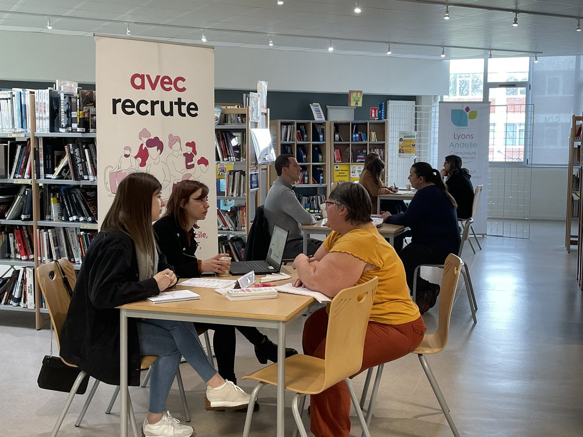 EmmanuelDelaune's tweet photo. Hier avait lieu au @lycée Louise Michel de @GisorsOfficiel un #jobdating inversé avec les sortants de #formation Advf et les entreprises accueillantes pendant les stages. Merci à tous pour cette matinée @Poleemploi_Ndie @StefaniCyrille https://t.co/M1zB7EBoBx