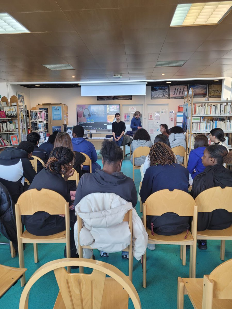 lyceelangevin91's tweet image. Atelier de création d'une émission de #webradio avec les 2MRC2 au #CDI avec l’ #Adric et 2 #journalistes professionnels