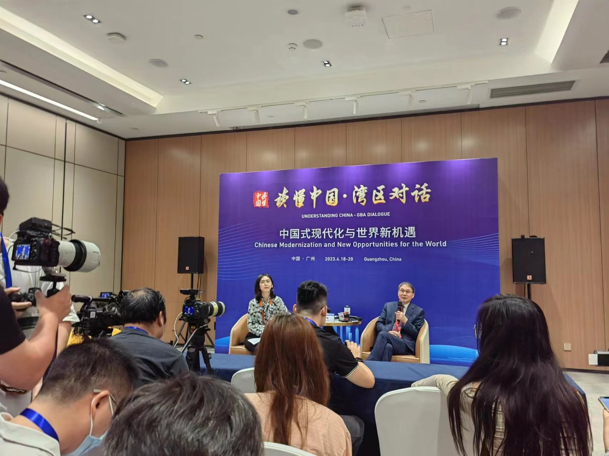 TouchNews_'s tweet photo. 【#读懂中国·湾区对话丨郑永年：加快粤港澳大湾区融合发展进程】香港中文大学（深圳）前海国际事务研究所所长、广州粤港澳大湾区研究院理事长 #郑永年 在论坛上接受记者采访时表示，粤港澳大湾区要进一步加快融合发展进程，在科技创新、教育人才和金融等方面持续发力，迈向高质量发展。 https://t.co/XZ8Cue1YE4