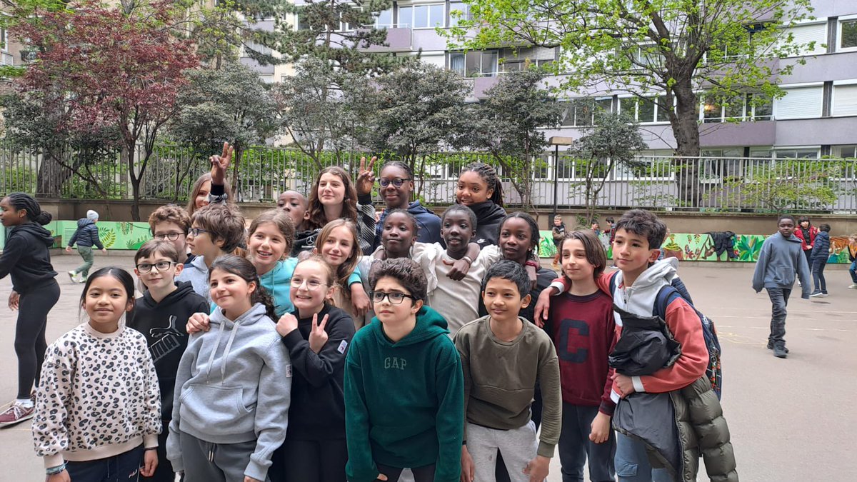 EtienneBarraux's tweet photo. Visite des élèves #CHASE @citecbernard à l'école maternelle zede et à l'école 10 Bauches (cm2), @Academie_Paris. Témoignages de leur parcours de sportif et et signatures d’autographes…Bravo!  #generation2024 https://t.co/vjKniR4iy1