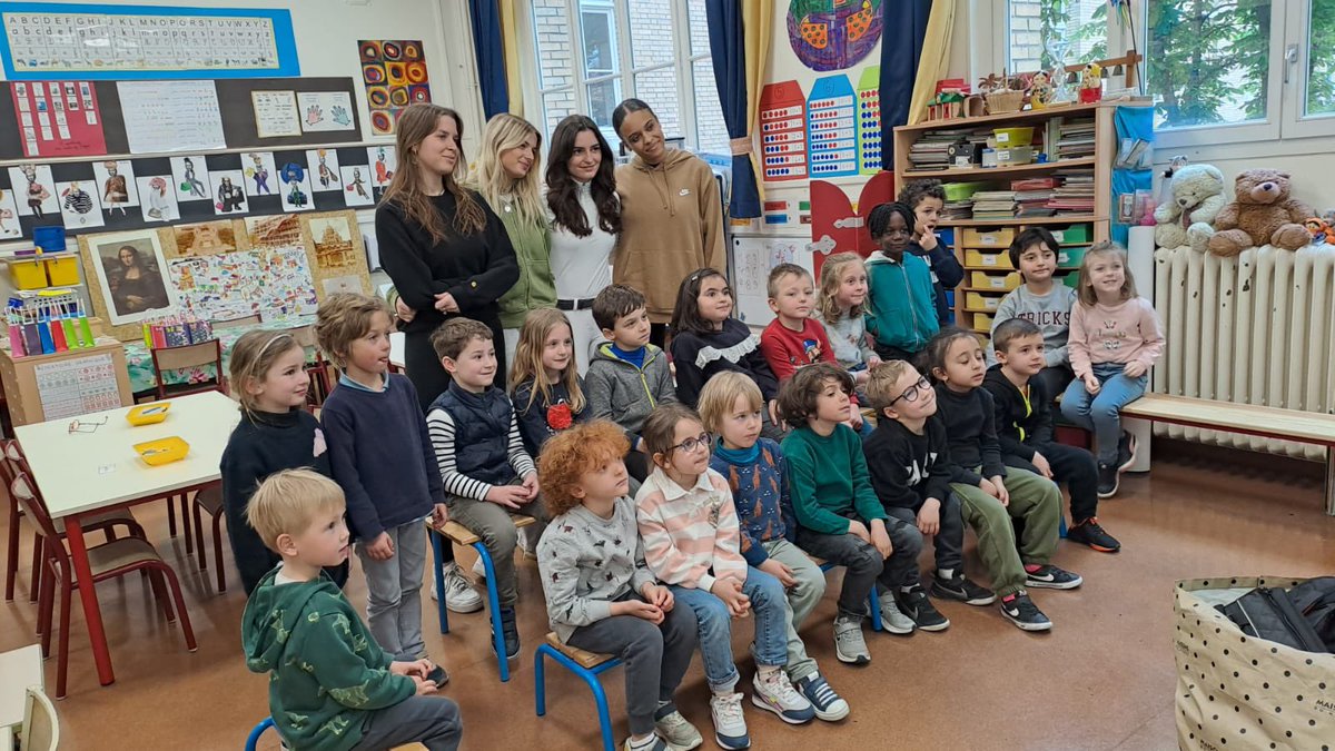 EtienneBarraux's tweet photo. Visite des élèves #CHASE @citecbernard à l'école maternelle zede et à l'école 10 Bauches (cm2), @Academie_Paris. Témoignages de leur parcours de sportif et et signatures d’autographes…Bravo!  #generation2024 https://t.co/vjKniR4iy1