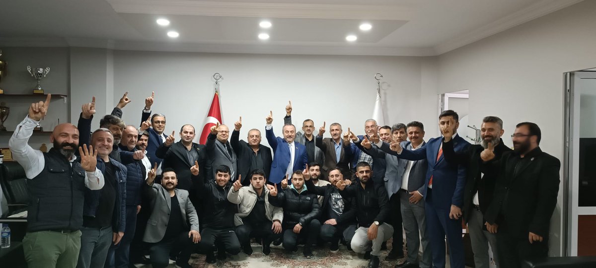 akadirdarel's tweet photo. Sivas İmranlı Türkkeşlik Köyü derneğini Genel Başkan Yardımcımız Sayın @DursunCaglayan_ , Milletvekili adaylarımız @HasanGungormez  Gökhan Keleş , Soner Arslantürk ile birlikte ziyaret ettik. Coşkulu karşılamadan dolayı dernek başkanı ve yönetim kuruluna teşekkür ederim https://t.co/rntASfdXcT