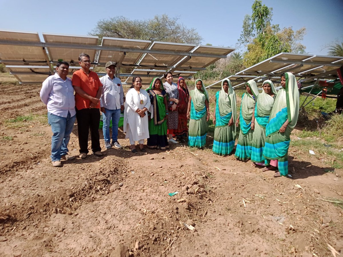 VIKSAT_INDIA's tweet photo. #MaricoLimited team visited Beda, Kuvarshi, and Bhadramal villages on April 18, 2023, to monitor the activities implemented by VIKSAT.
#MARICOLTD #MaricoLimited #viksat #solarpower #vermicompost #mulching #dripirrigation #HighValueCrop #SelfHelpGroup #VillageOrganisation https://t.co/NxwfskJwMt