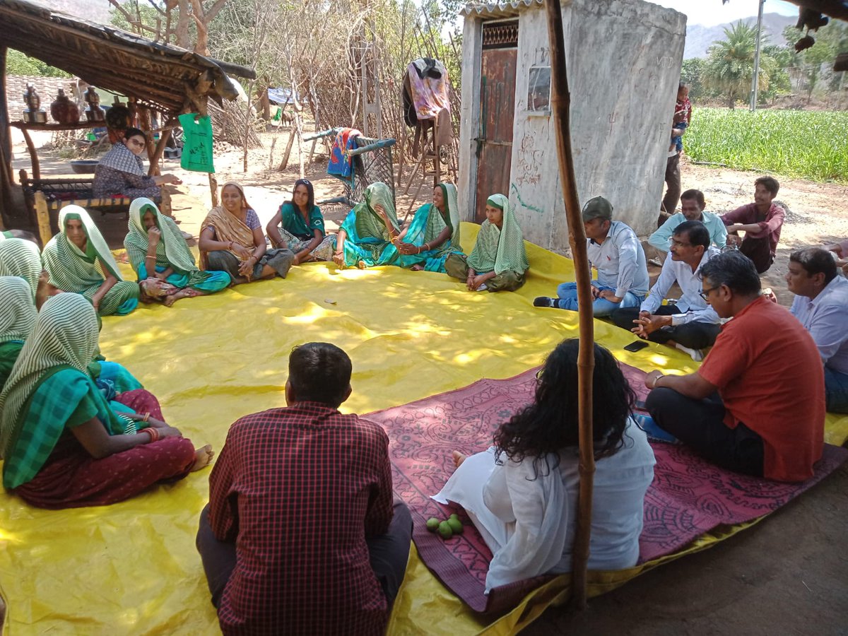VIKSAT_INDIA's tweet photo. #MaricoLimited team visited Beda, Kuvarshi, and Bhadramal villages on April 18, 2023, to monitor the activities implemented by VIKSAT.
#MARICOLTD #MaricoLimited #viksat #solarpower #vermicompost #mulching #dripirrigation #HighValueCrop #SelfHelpGroup #VillageOrganisation https://t.co/NxwfskJwMt