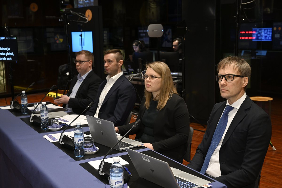 SuomenPankki's tweet photo. Generation Euro -kilpailun finaali on käynnissä. 

Finaalissa Kimpisen lukio Lappenrannasta, Tampereen yliopiston normaalikoulun lukio ja Ålands lyceum Maarianhaminasta.

Tilaisuuden avasi pääjohtaja @ollirehn.

#Talousosaaminen #GenerationEuro

🔗https://t.co/bKyKhgCROJ https://t.co/ZU0G7NuDpc