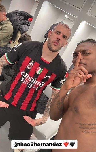 dippimax's tweet photo. Foto indegna. È chiaro che si voleva una semifinale Inter Milan perché vale milioni di euro di indotto, ma i calciatori non dovrebbero cadere in provocazioni becere! Questo fa la differenza tra i campioni e i giocatori forse  bravi. #NapoliMilan #ForzaNapoliSempre https://t.co/hYWrCfFilR