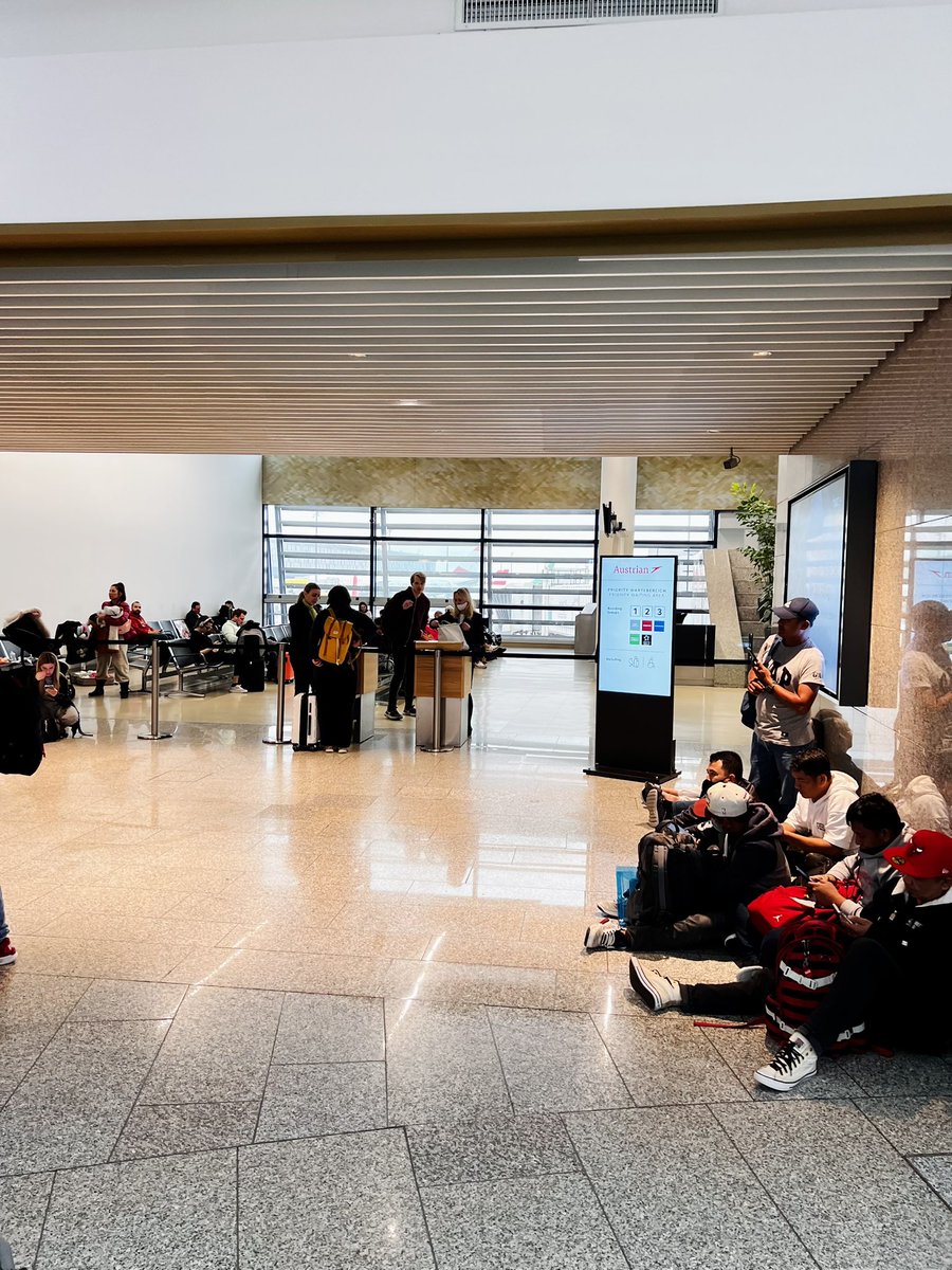 Failbub's tweet image. wirklich geiles bild @_austrian.  halb leeres gate nur zugänglich für Business und Premium während davor die meisten passagiere am boden hocken.