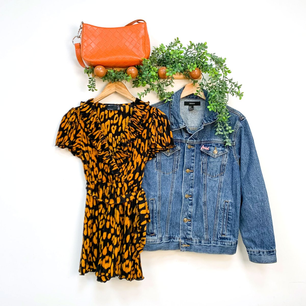 ¿Sabías que para confeccionar un bolso de pies sintética se utilizan 457,80 litros de agua? Seguro que conociendo este dato, te planteas comprar #secondhand ♻👉 micolet.com

#segundamano