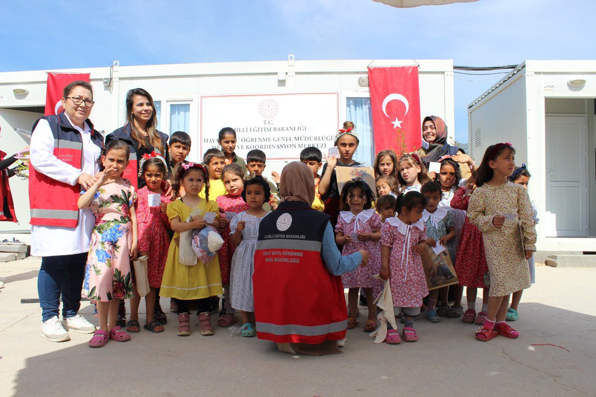 prof_mahmutozer's tweet photo. Deprem bölgesinde çadır ve konteyner kentlerde kalan çocuklarımıza bayram sevinci yaşatmak için halk eğitimi merkezleri ve olgunlaşma enstitülerimiz bayramlıklar hazırladı. 

12 bin bayramlık hediyeyi evlatlarımızla buluşturarak mutluluklarına ortak olduk. https://t.co/38FeHTVrns
