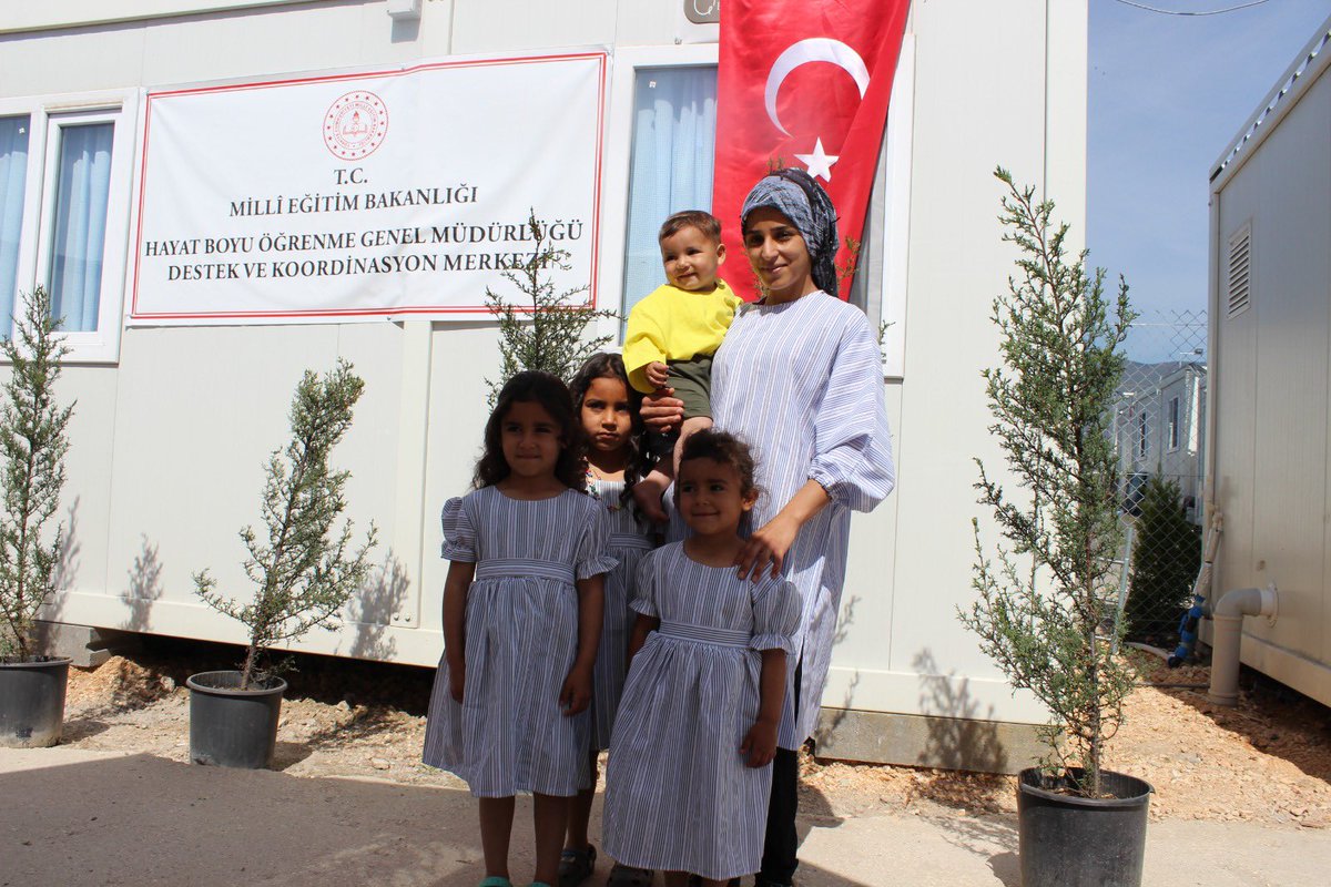 prof_mahmutozer's tweet photo. Deprem bölgesinde çadır ve konteyner kentlerde kalan çocuklarımıza bayram sevinci yaşatmak için halk eğitimi merkezleri ve olgunlaşma enstitülerimiz bayramlıklar hazırladı. 

12 bin bayramlık hediyeyi evlatlarımızla buluşturarak mutluluklarına ortak olduk. https://t.co/38FeHTVrns