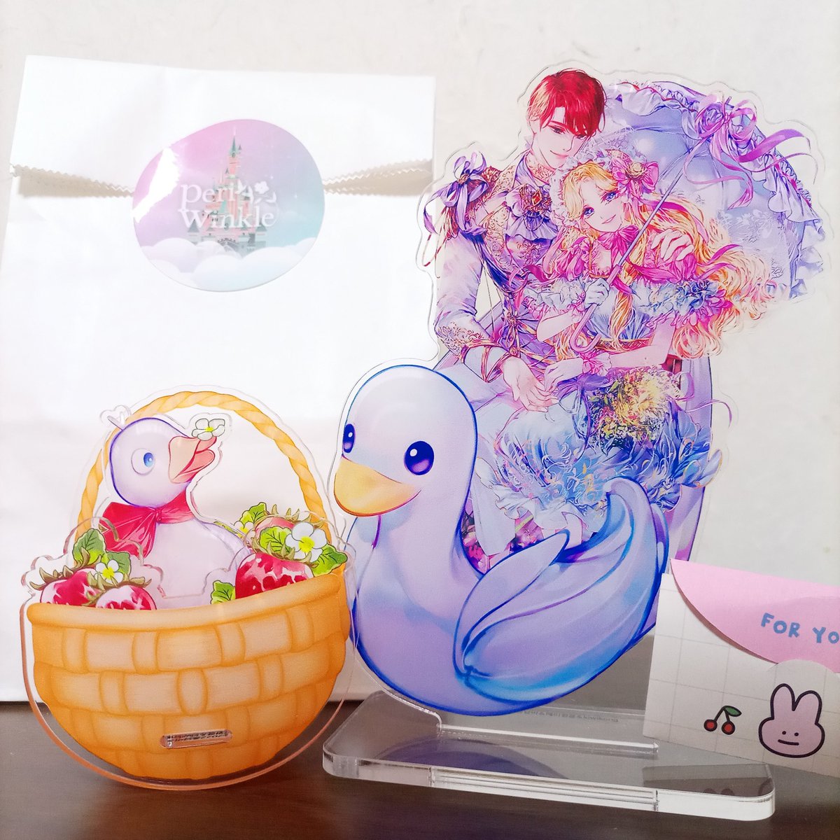 헤헤... 세상에 하나 뿐인 아크릴 스텐드!
페리윙클에서 선물 해주셨어요!

감사합니다♥

#황제덕질 #오리여주 #수인물
#황제의덕질을한몸에받는중입니다