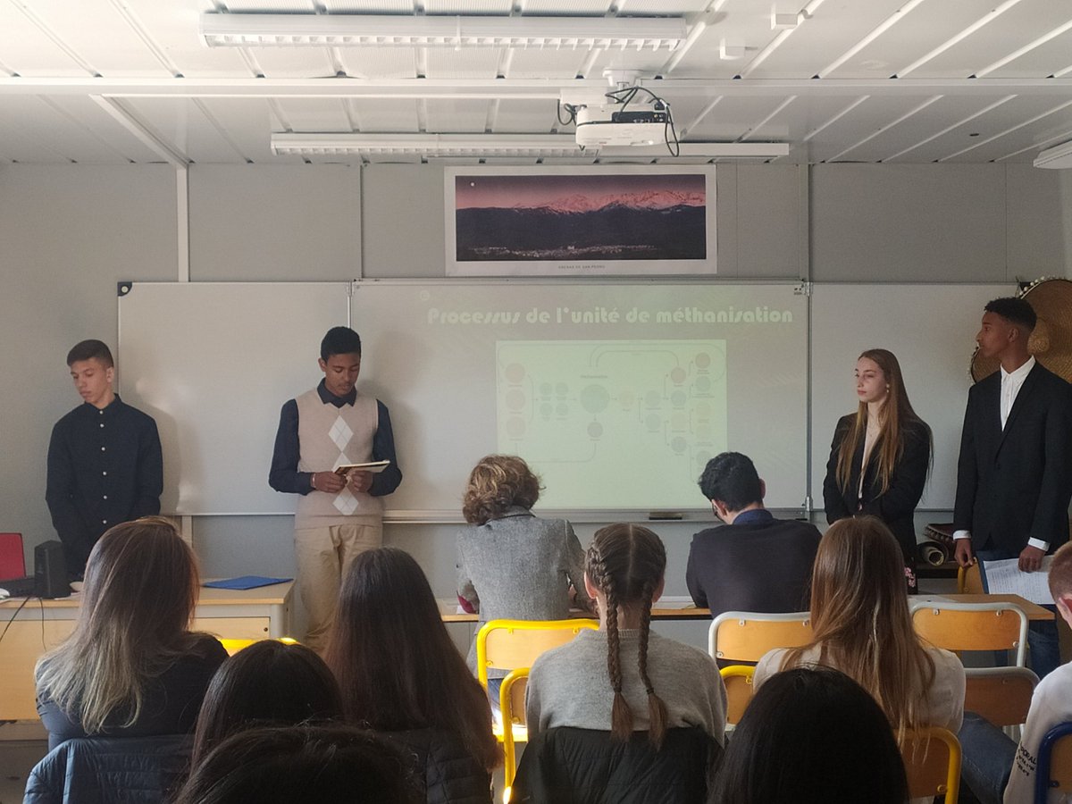 OuvreTaBoite's tweet photo. Se chauffer autrement c'est possible ! Les 4 élèves de première STMG à l'origine du projet Methania Warm nous expliquent comment.  #OTB2023 https://t.co/jclkGx1d74