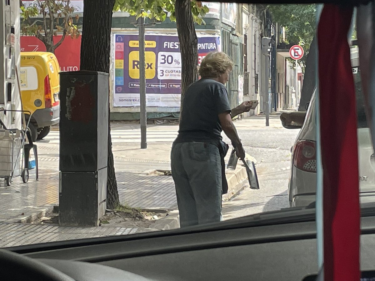 Me duele Argentina 💔

Es psicóloga, licenciada en relaciones públicas, fue la secretaria del equipo y la fundación de René Favaloro, y hoy, a sus 71 años, jubilada,  Margarita limpia vidrios de autos para sobrevivir.