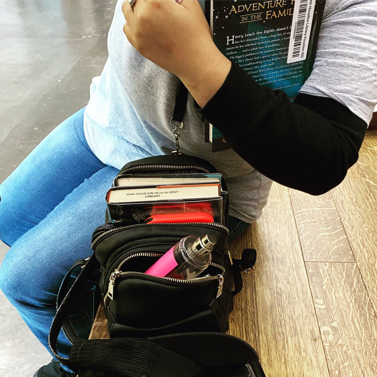 MaggieMoo86's tweet photo. @SHMSTC 🐅 removes items from her backpack purse in order to make room for MORE library books. Talk about bookworm dedication- and I’m here for it! 📚🤓 #LovinIt #librarylove #booklover #studentlife #Tigersread @HISDLibraryServ https://t.co/y0odwSXJlo