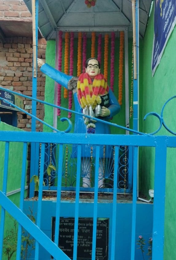 vijaygoutam87's tweet photo. महोदय यह घटना गांव नीमका थाना जेवर की है कुछ जातिवादी लोगो ने बाबा साहब की प्रतिमा को गंदी मानसिकता के तहत क्षतिग्रस्त कर दिया है।ऐसे जातिवादी लोगो के खिलाफ सख्त से सख्त कार्रवाई की जाए और प्रतिमा को पुनः स्थापित किया जाए @dmgbnagar @CMOfficeUP @Uppolice  @BhimArmyChief https://t.co/DSEPW3rUtC