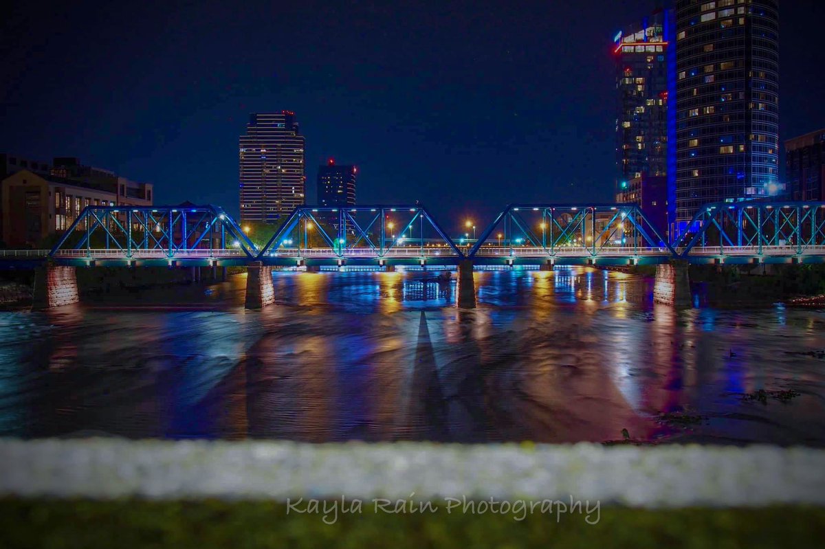 KaylaRainPhotos's tweet photo. #bluebridge #downtown #water #bridgewater #blue #city #citybridge #bridgephotography #waterphotography #smoothwater #olympusomd #olympusphotography #olympuscamera https://t.co/KpBVpOV4pc