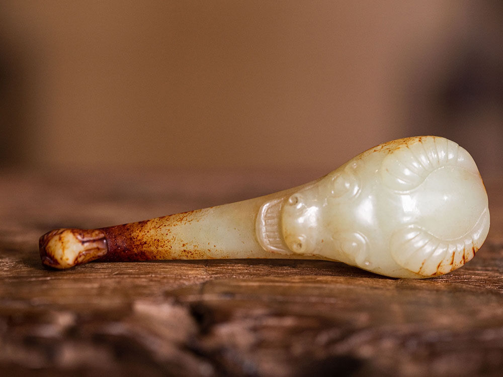 jackree88's tweet photo. High antique jade with hook, early Ming dynasty

View auction details, art exhibitions and online catalogs; and collections of contemporary, impressionist or modern art, #Asian antiques #Chinese art.

https://t.co/JYkYevL1yd

#Chineseauction #artauction #liveauctioneers https://t.co/y6usfbO2Lv