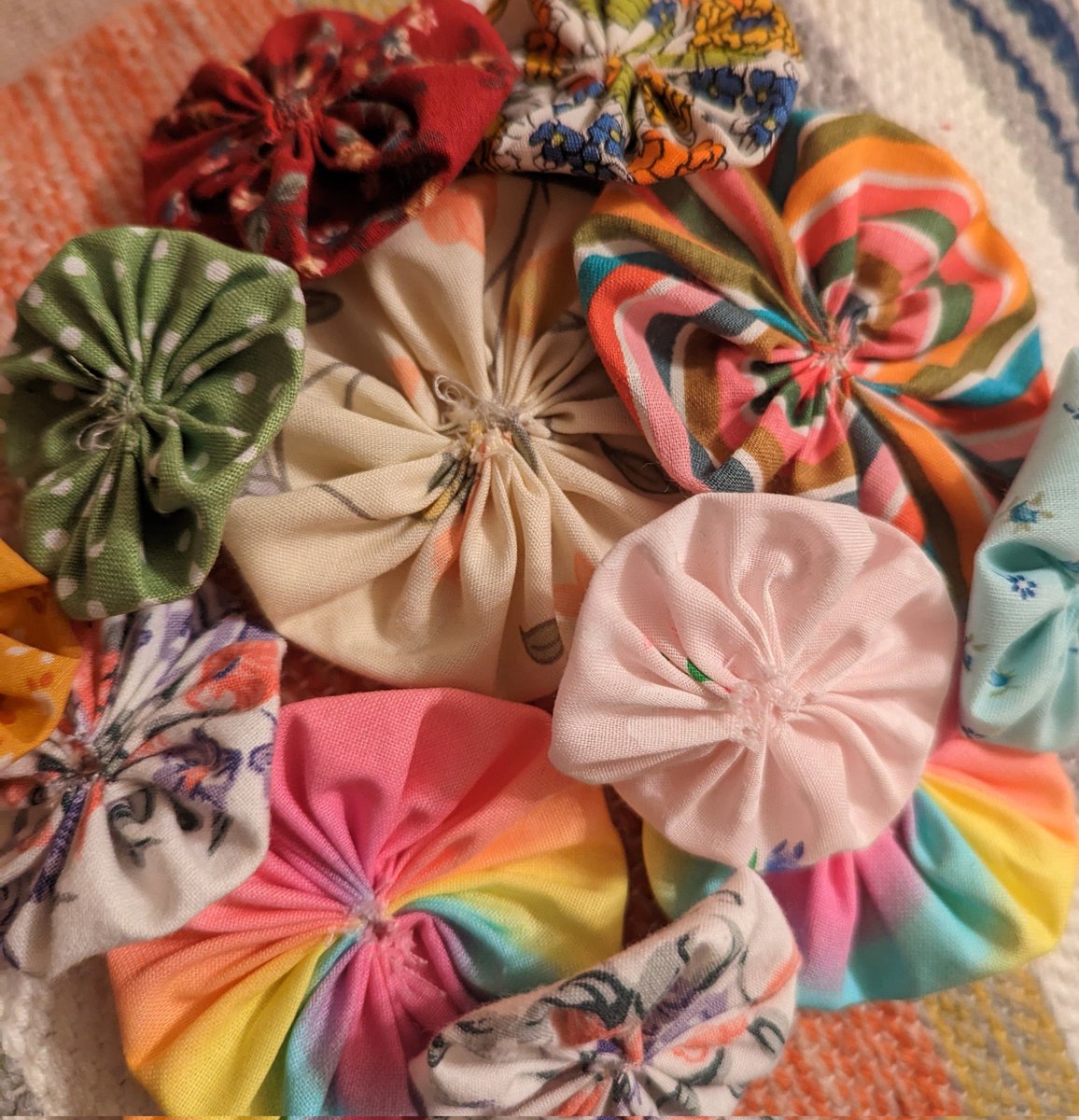 ArtWithMrE's tweet image. Sewing to calm my nerves. Trying  interesting patterns out to see how they would look as yo-yos. May submit a proposal late summer for a show at the Appalachian Center for Craft. They want 10+ pieces. I do not yet have enough yo-yos for such an undertaking.  #fiberartist #sewing