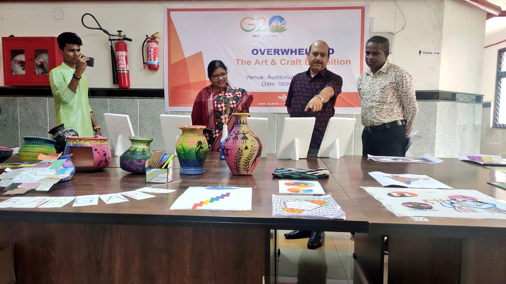 iihtbargarh's tweet photo. To celebrate the India's Presidency in #G20 an exhibition of Art &amp; Craft prepared by our students was organized @iihtbargarh 

@TexMinIndia @IITBhubaneswar @IIHTfulia @IIHTvaranasi @AICTE_INDIA @HTH_Odisha @MAnanda66649452 @sivakvickolkata https://t.co/w4gCS3bIYm
