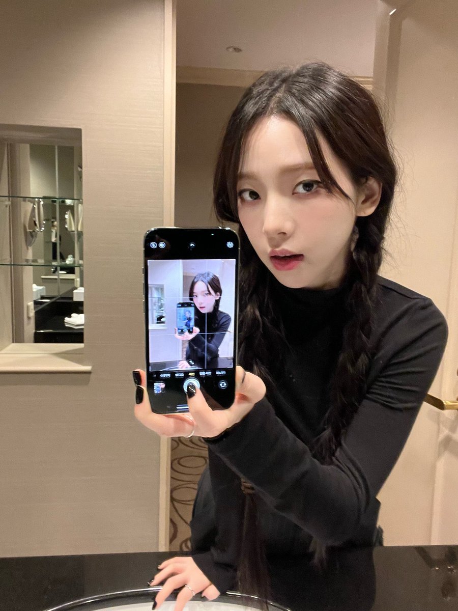 aexsoshi's tweet photo. 2/4 waiting for ningselle to do this trend 🤩 https://t.co/2T2HsdVAHz