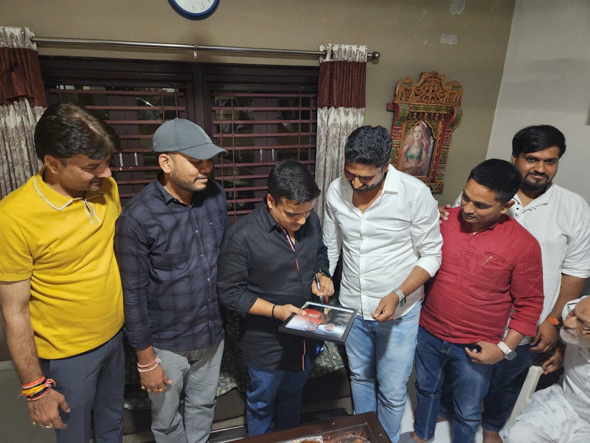 Randhirsinhbjp's tweet photo. વિરમગામ ખાતે જિલ્લા ભાજપ ના મહામંત્રી શ્રી @navdeepdodia ના નિવાસસ્થાને ગુજરાત રાજ્ય ના યુવા ગૃહમંત્રી શ્રી @sanghaviharsh સાથે શુભેચ્છા મુલાકાત કરવા નો મોકો મળ્ય���. તેમજ 2017 માં તેમની સાથેની તસવીર પર હસ્તાક્ષર મેળવ્યા https://t.co/guJLt95Ej4
