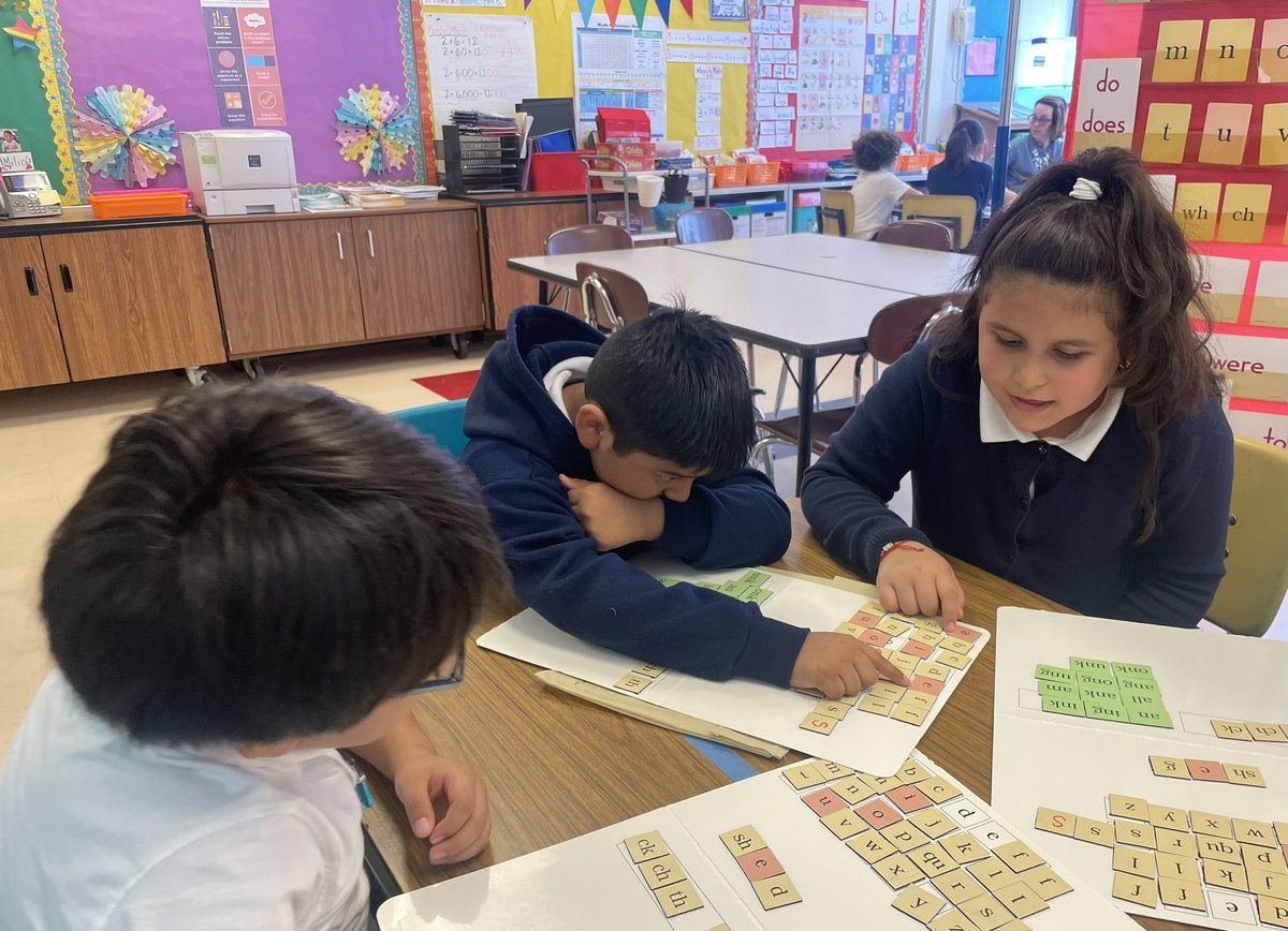 Dnlaurie79's tweet photo. ❤️ when our students show what they know and help others. @D83Spartans @D83Shines #fundations #barmodels #mtss https://t.co/uhwtUzvHTo
