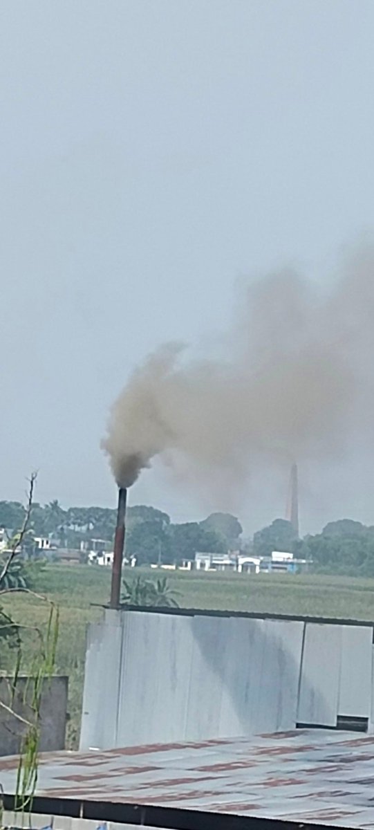 nitesh25317's tweet photo. @DM_Begusarai @BSPCBOfficial Suffocating smoke in the middle of the market in Teghra, no administration pays attention https://t.co/Nc5xpSEnNQ