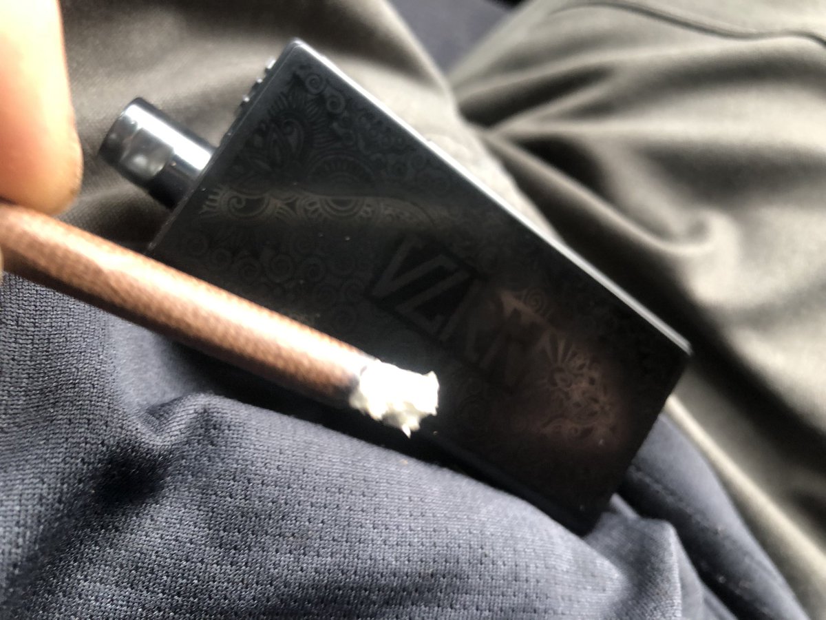 junjivape's tweet photo. コロナ前あたり急にベイプ吸うと咽せるようになって手巻き煙草してた。同僚がベイプ始めて久しぶりに吸ってみたら大丈夫だったので復活。最近のpodの美味さに感動浦島太郎。色んなpod買い漁ってる😂漏れない美味しいpodあったらそれで良いなと🤔 https://t.co/H1Ge1iMqRh