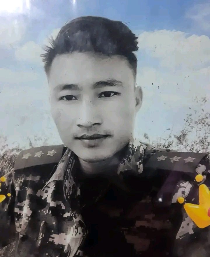 MannShein1's tweet photo. Captain AyeMinOo(ID kyee 47867) from armo battalion 202 in Thaton town was caught by PDF, on Ygn-Mawlamyaing road near Beelin tsptown,Mon State on Apr12 evening, while coming back from NayPyiDaw to his Battalion with small passenger bus.
#2023Apr19Coup
#WhatsHappeningInMyanmar https://t.co/UF7Dt3720U
