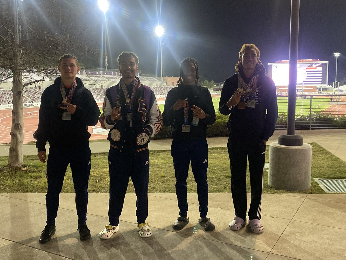 C4yden_'s tweet photo. I had a lot of fun last weekend at My.Sac Relays. I placed 3rd in 300mH invitational with a time of 38.4 and i also ran the 4x200 seeded and placed 4th and ran 4x400 seeded with my team and we placed 2nd. I got to take pictures with a lot of Elite athletes aswell. https://t.co/LqsESRg5NG